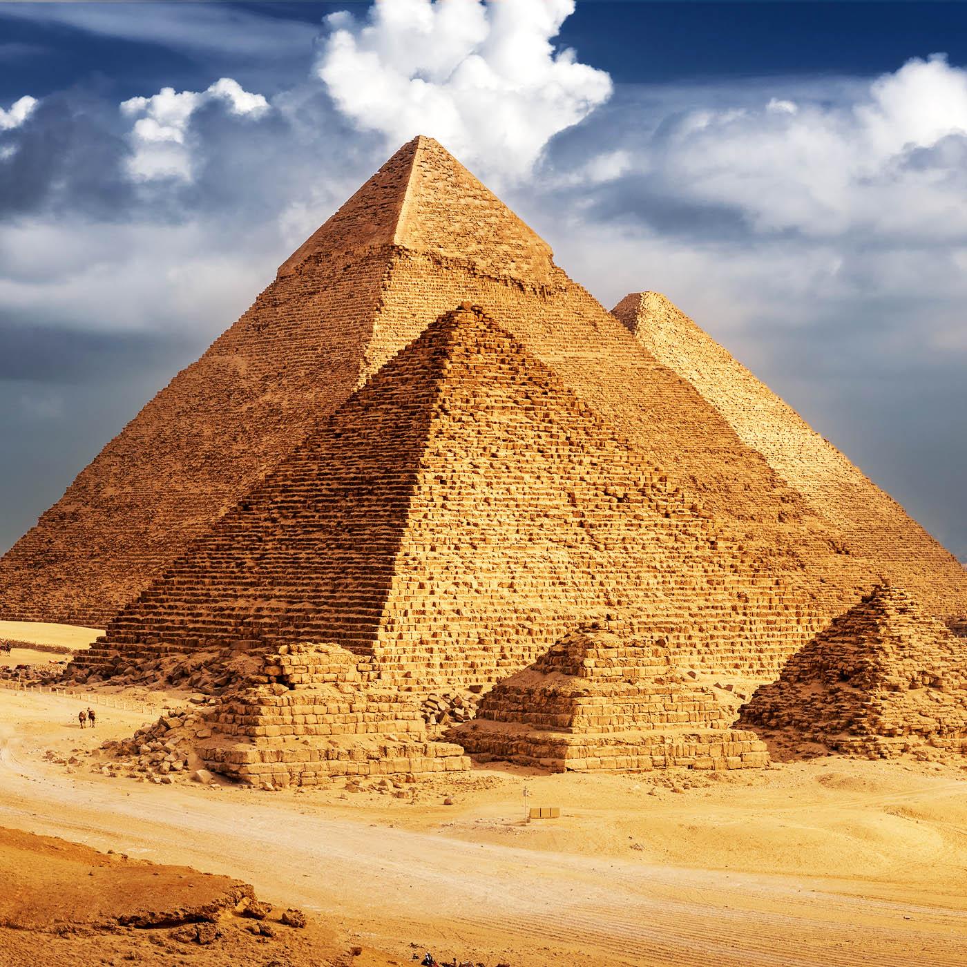 Pyramides de Gizeh : les secrets de la dernière merveille du monde