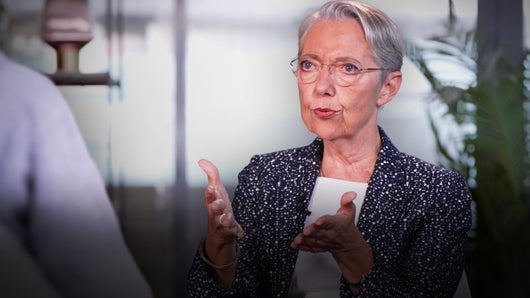Son salaire, sa vie privée, sa relation avec le président : Élisabeth Borne raconte tout