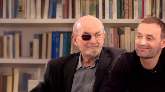 L'écrivain Salman Rushdie se livre après avoir échappé à la mort