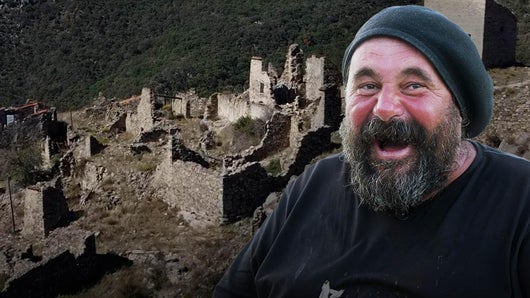 Michel est le dernier à habiter ce village depuis la mort de son père