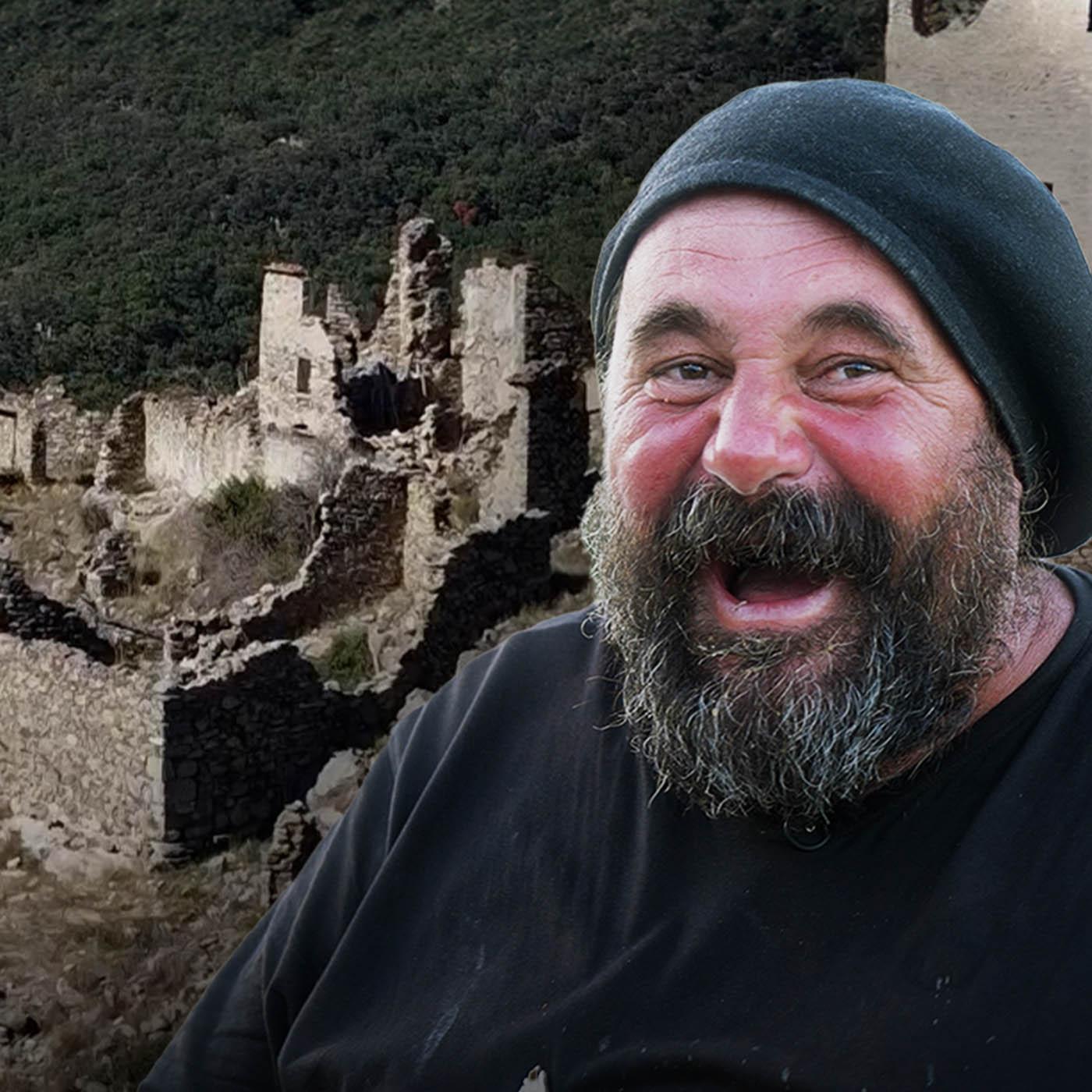 Michel est le dernier à habiter ce village depuis la mort de son père