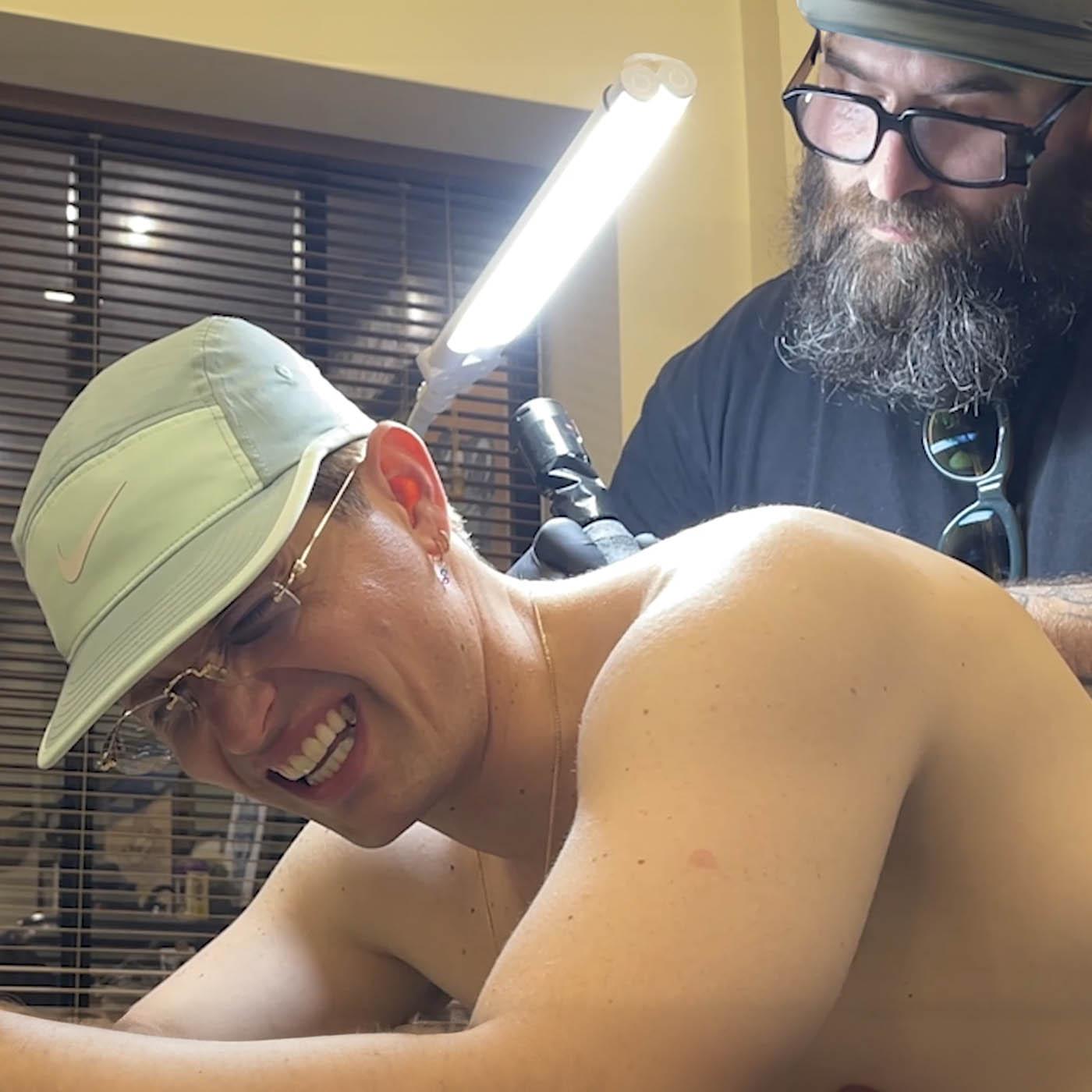 On a suivi Raphaël Quenard chez le tatoueur