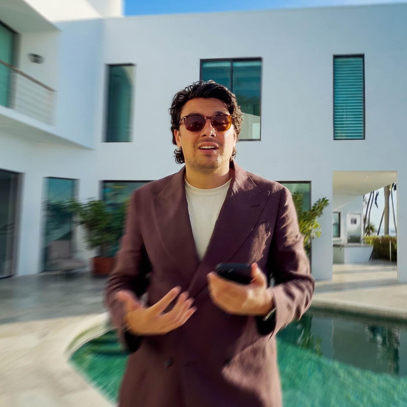 Le métier d'Enzo : vendre les plus belles villas de Miami