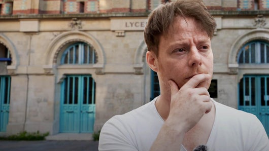 Un prof corrige les copies du bac philo à la sortie du lycée