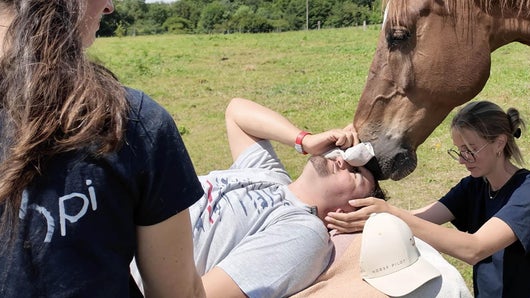 "Je ne regardais jamais les gens dans les yeux", la vie de ces enfants a changé grâce aux chevaux.