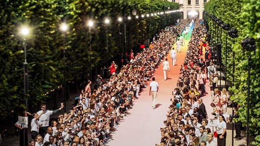 Qui a créé les défilés de mode ?