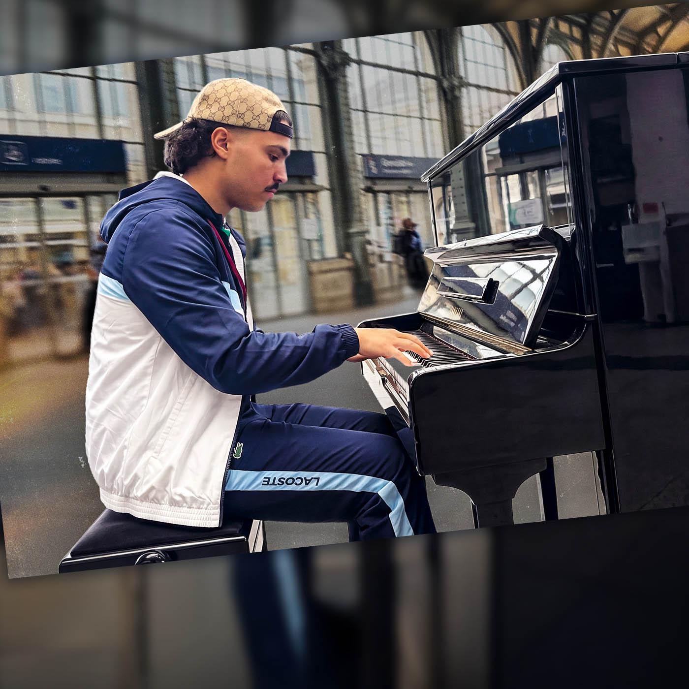 Aziz, 20 ans, pianiste autodidacte