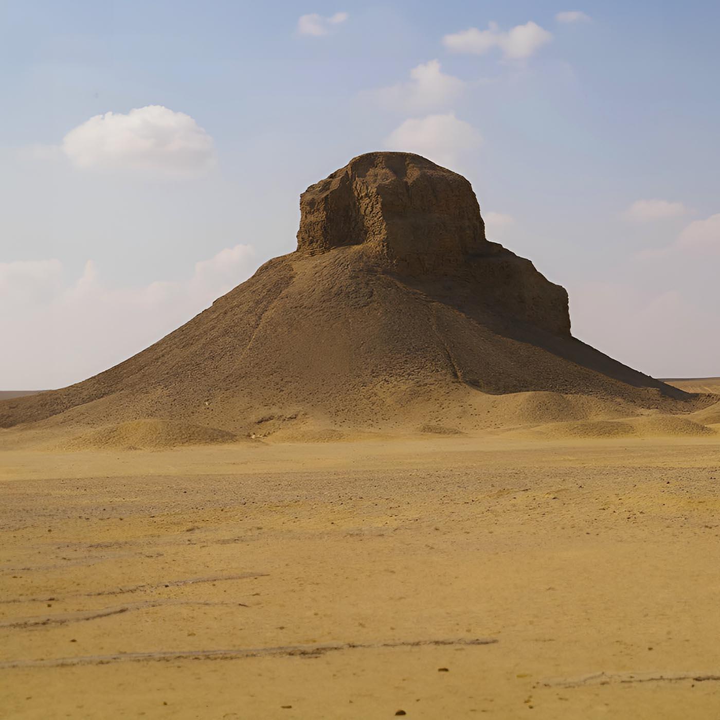 Pyramide noire : la mégastructure enfouie